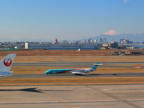 211-030106-haneda-MD90-JAS.jpg